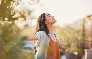 Una donna si rilassa Dove andare per rilassare la mente, rilassare la mente