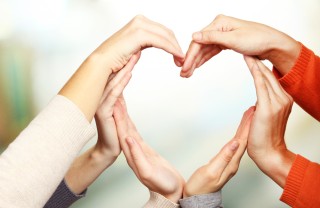 Mani accostate in modo da formare un cuore come coltivare l'amicizia, coltivare l'amicizia