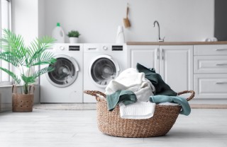 Cesta del bucato come togliere le macchie dei vestiti velocemente, come togliere le macchie dei vestiti