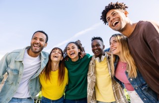 Un gruppo di ragazzi e ragazze giornata mondiale amicizia 2024, amicizia poesie