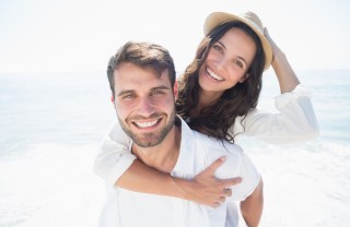 Una coppia sorridente cosa fare a ferragosto in coppia, cosa fare a ferragosto