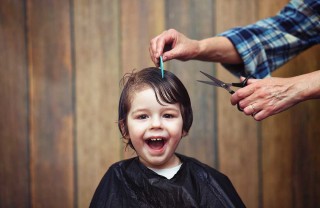 Tagliare i capelli ai bambini
