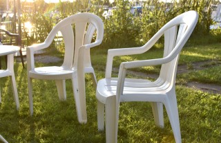 Sedie bianche in giardino come pulire le sedie bianche di plastica, come pulire sedie bianche, come pulire sedie plastica