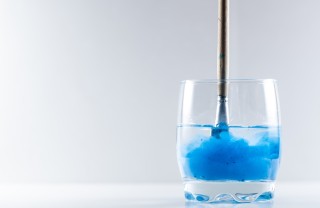 un bicchiere con il pennello giochi di natale fai da te fiocchi di neve, giochi di natale fai da te, fiocchi di neve fai da te
