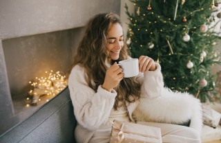 Una donna si rilassa come sentire atmosfera natalizia, come sentire atmosfera natale