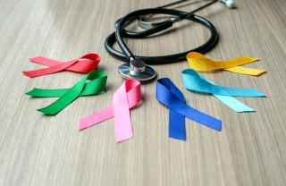 Stetoscopio e fiocchetti colorati giornata mondiale cancro prevenzione, giornata mondiale cancro, cancro prevenzione