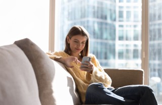 Controllare il telefono del partner