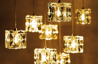 Via la polvere da lampade e lampadari