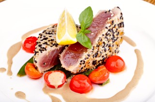 Tonno panato nel sesamo con salsetta di pomodoro