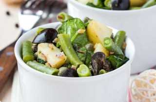 Taccole con olive nere e pinoli