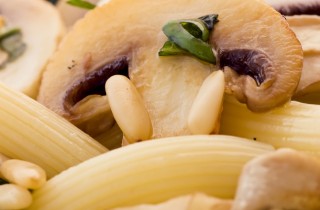 Pasta ai funghi con noci e pinoli in pentola a pressione