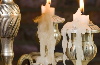 Togliere le macchie di cera