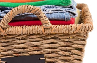 Togliere le macchie dai vestiti: trucchi utili