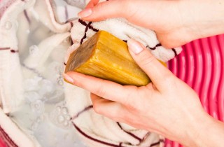 Come togliere le macchie di profumo dai vestiti