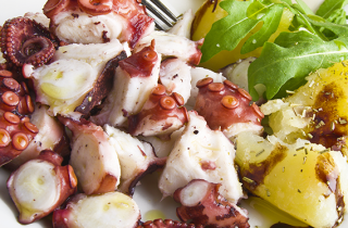 Cucina con la pentola a pressione