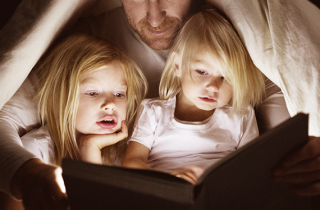 Leggere le fiabe ai bambini: 4 buone ragioni per continuare a farlo
