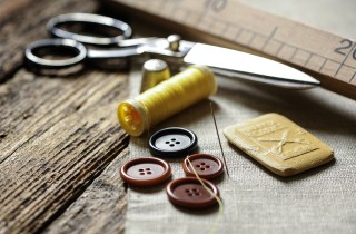 Come attaccare un bottone su diversi tipi di capi: camicia, cappotto e pantaloni