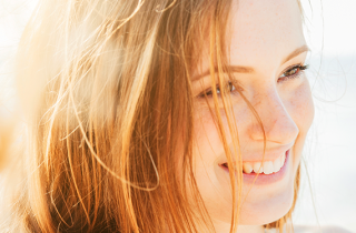 6 dritte per preparare i capelli allo stress del sole estivo