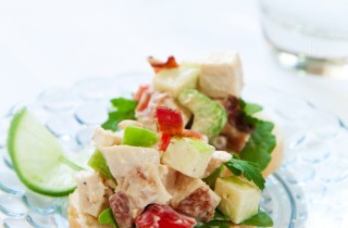 Insalata di pollo affumicato e maionese alle pesche