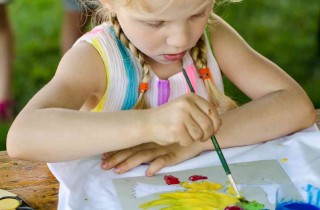 Come decorare una maglietta con colori, strass e perline