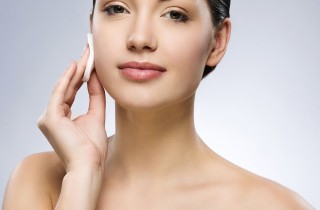 Scrub viso al limone, un rimedio contro la pelle grassa