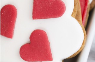 Cake design di San Valentino: cuori e fiori in pasta di zucchero