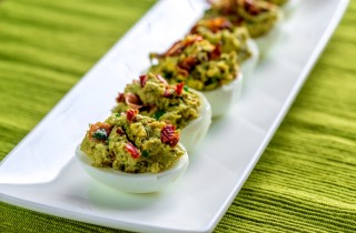 Antipasti primaverili, come realizzare le uova ripiene all'avocado