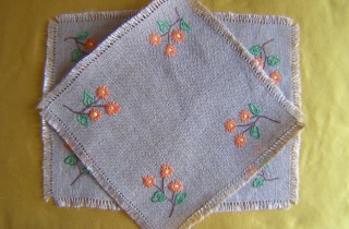 Come fare un centrino in juta con il punto margherita e il punto erba