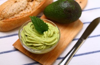 Come fare la maionese all'avocado, salsa light totalmente vegetale