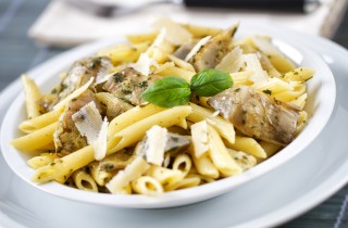 Pasta e carciofi, la ricetta gustosa con provola e mollica di pane