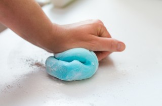 Come colorare la pasta di zucchero con i metodi facili