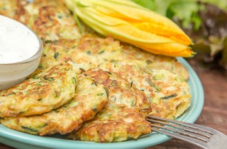 Frittelle con i fiori di zucca, la ricetta gustosa con le zucchine