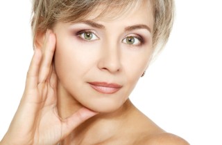 Make-up da ufficio, come truccarsi dopo i 40 anni per essere naturale e radiosa