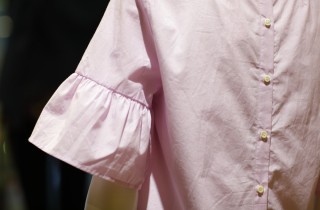 Come accorciare le maniche di una camicia per cambiare modello