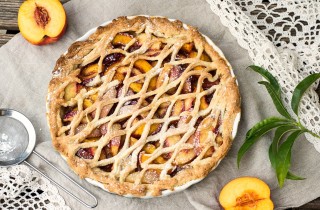 Crostata alle pesche vegana, la ricetta leggera senza burro e uova