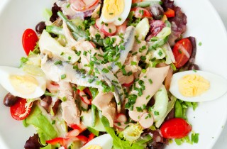 Salade Niçoise o insalata Nizzarda (Francia)