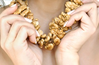 Collane con materiali strani, come farle con la frutta secca