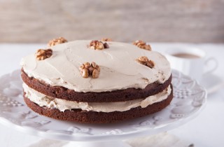 Torta a strati alle noci e caffè con crema al mascarpone