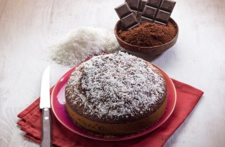 Torta di cioccolato con il cuore di cocco, la ricetta gustosa e delicata