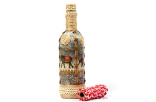 Decorare le bottiglie di vetro, 5 tecniche facili per lavori spettacolari