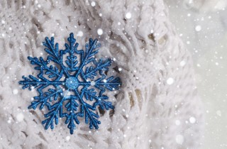 Fiocchi di neve e altre forme con la colla a caldo, la tecnica e i modelli per i lavoretti di Natale