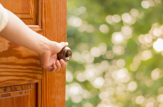 Porta che cigola, come eliminare il fastidioso rumore