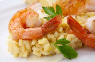 Risotto allo champagne e gamberi: la ricetta per il cenone di Capodanno