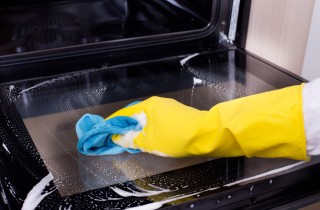 Forno incrostato, come pulire il vetro senza fatica