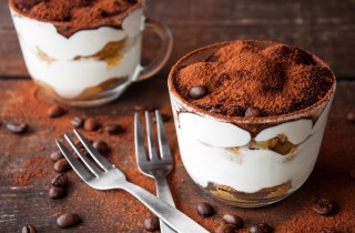 La ricetta del tiramisù senza uova e mascarpone, la variante light del dolce classico