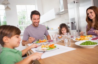 Bambini a tavola, perché è importante mangiare con mamma e papà