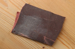 Come carteggiare e rinnovare un mobile in legno