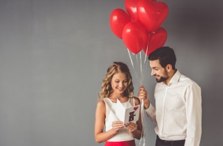 Auguri di San Valentino divertenti: le frasi d'amore scherzose per far sorridere chi amiamo