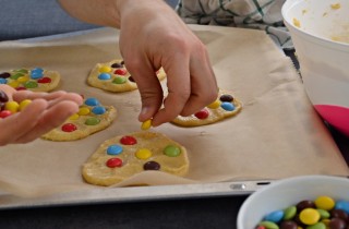 Biscotti di Carnevale per bambini: la ricetta facile con gli smarties