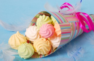 Meringhe colorate: la ricetta veloce e sfiziosa